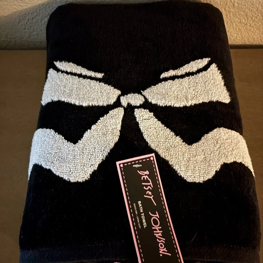 Betsey Johnson Black and White Bath Towel Coquette Bow Flirty Cute Towel